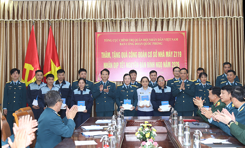 Ban C&ocirc;ng đo&agrave;n Quốc ph&ograve;ng thăm, tặng qu&agrave; C&ocirc;ng đo&agrave;n cơ sở Nh&agrave; m&aacute;y Z119