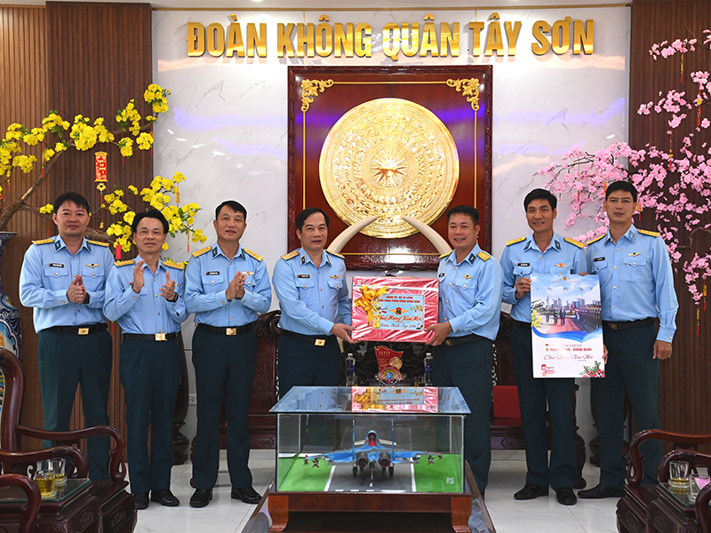 Thiếu tướng Nguyễn Huy Tuấn - Ph&oacute; Ch&iacute;nh ủy Qu&acirc;n chủng Ph&ograve;ng kh&ocirc;ng - Kh&ocirc;ng qu&acirc;n kiểm tra, ch&uacute;c Tết tại Trung đo&agrave;n 925