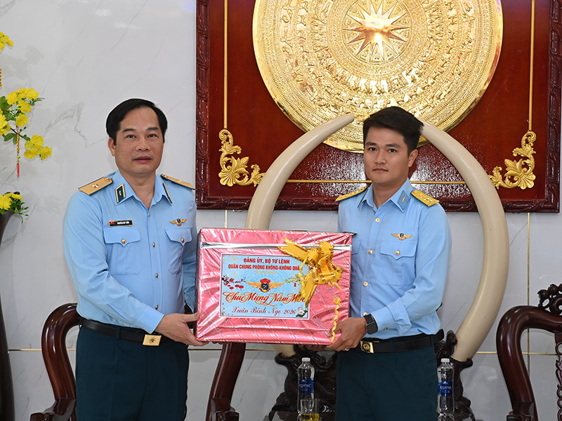 Thiếu tướng Nguyễn Huy Tuấn - Ph&oacute; Ch&iacute;nh ủy Qu&acirc;n chủng Ph&ograve;ng kh&ocirc;ng - Kh&ocirc;ng qu&acirc;n kiểm tra, ch&uacute;c Tết tại Trung đo&agrave;n 925