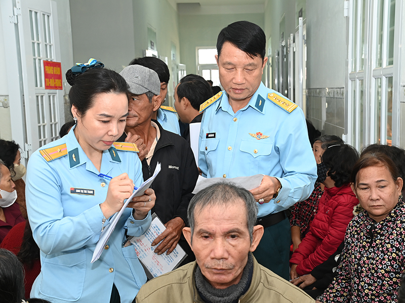 Nghĩa tình của người lính quân y Phòng không - Không quân