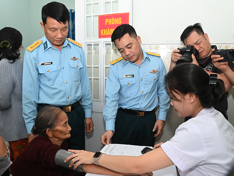 Nghĩa tình của người lính quân y Phòng không - Không quân