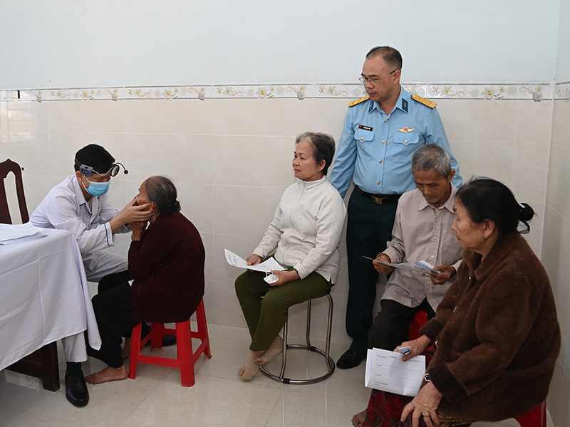 Nghĩa tình của người lính quân y Phòng không - Không quân