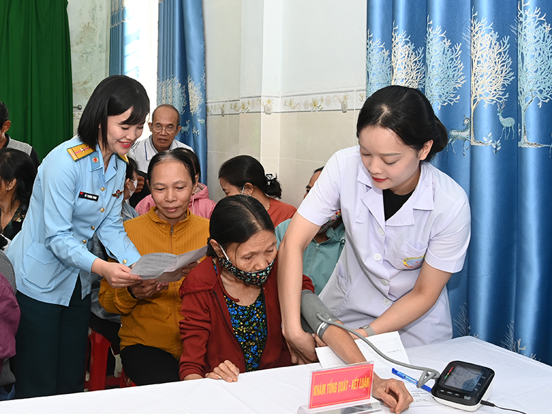 Nghĩa tình của người lính quân y Phòng không - Không quân