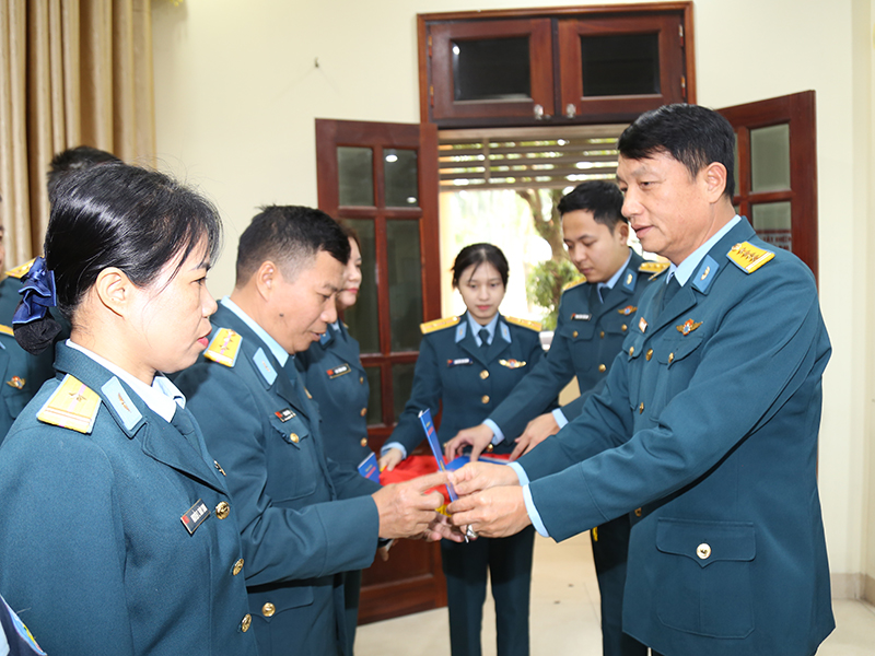 Ban C&ocirc;ng đo&agrave;n Quốc ph&ograve;ng thăm, tặng qu&agrave; Tết cho C&ocirc;ng đo&agrave;n cơ sở Nh&agrave; m&aacute;y Z119