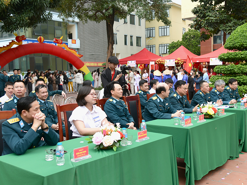 C&aacute;c tổ chức quần ch&uacute;ng của Viện Y học Ph&ograve;ng kh&ocirc;ng - Kh&ocirc;ng qu&acirc;n tổ chức Hội chợ Xu&acirc;n &ldquo;Gắn kết y&ecirc;u thương - T&ocirc;n vinh phụ nữ&rdquo;