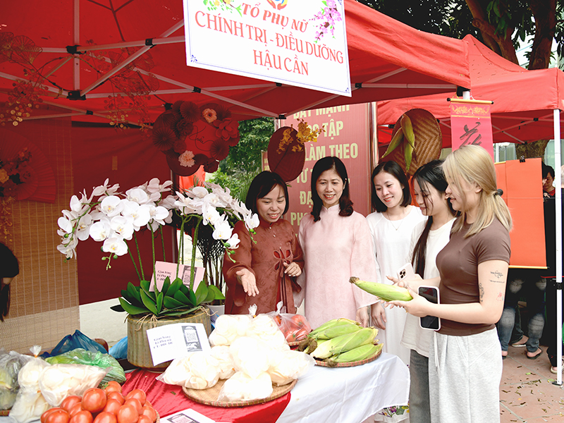 C&aacute;c tổ chức quần ch&uacute;ng của Viện Y học Ph&ograve;ng kh&ocirc;ng - Kh&ocirc;ng qu&acirc;n tổ chức Hội chợ Xu&acirc;n &ldquo;Gắn kết y&ecirc;u thương - T&ocirc;n vinh phụ nữ&rdquo;