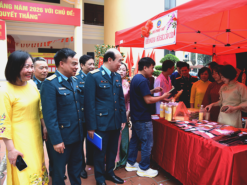 C&aacute;c tổ chức quần ch&uacute;ng của Viện Y học Ph&ograve;ng kh&ocirc;ng - Kh&ocirc;ng qu&acirc;n tổ chức Hội chợ Xu&acirc;n &ldquo;Gắn kết y&ecirc;u thương - T&ocirc;n vinh phụ nữ&rdquo;