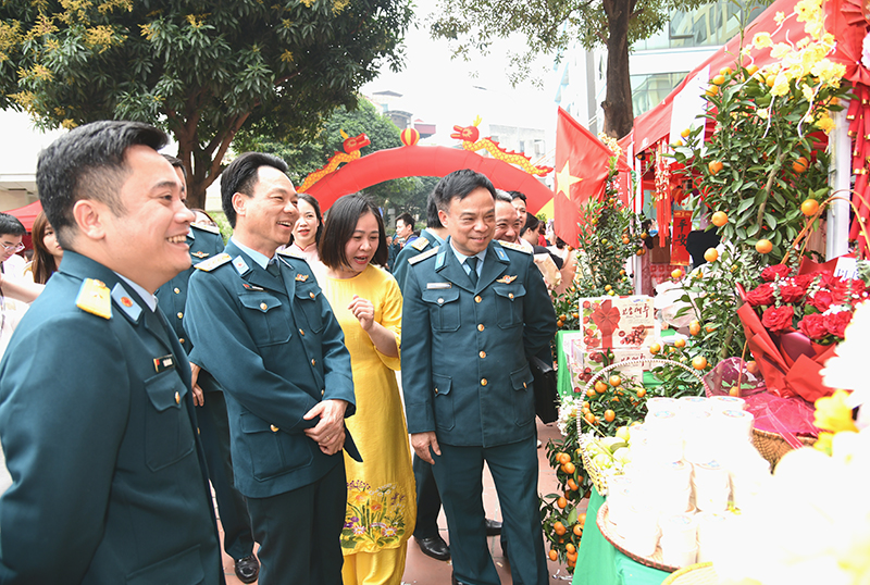 C&aacute;c tổ chức quần ch&uacute;ng của Viện Y học Ph&ograve;ng kh&ocirc;ng - Kh&ocirc;ng qu&acirc;n tổ chức Hội chợ Xu&acirc;n &ldquo;Gắn kết y&ecirc;u thương - T&ocirc;n vinh phụ nữ&rdquo;