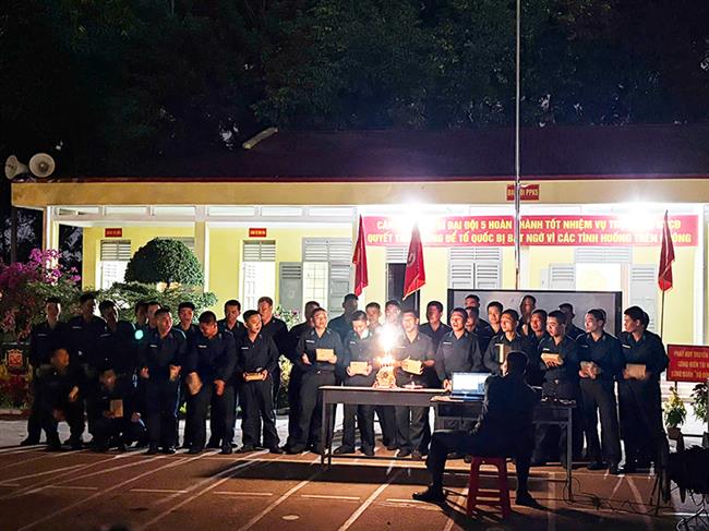 am-ap-sinh-nhat-dong-doi-cua-chien-si-moi