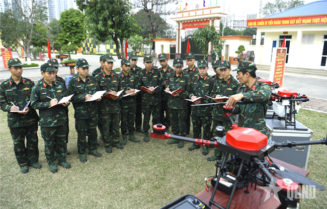 bai-2-lam-chu-phuong-thuc-tac-chien-to-chuc-huan-luyen-chat-che