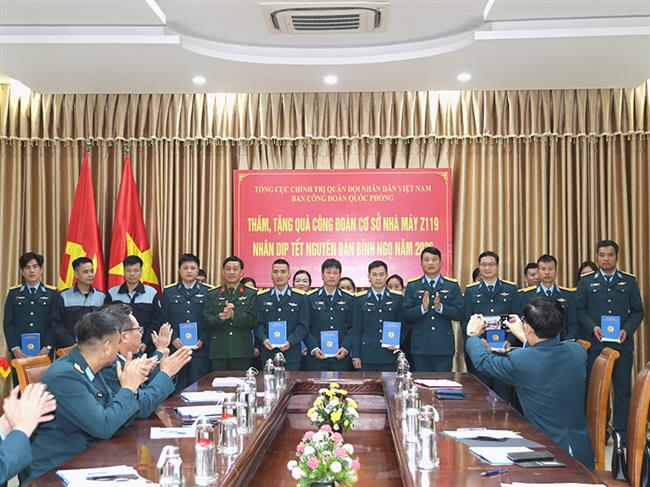 ban-cong-doan-quoc-phong-tham-tang-qua-cong-doan-co-so-nha-may-z119