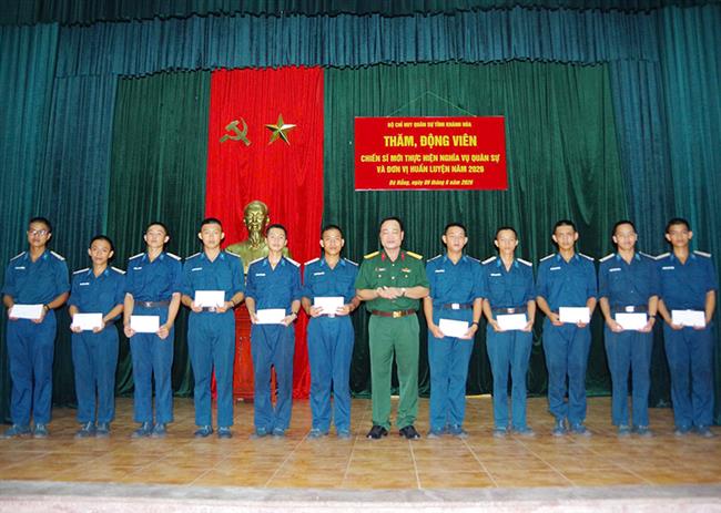 bo-chi-huy-quan-su-tinh-khanh-hoa-tham-dong-vien-chien-si-moi-su-doan-375