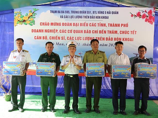 bo-tu-lenh-vung-5-hai-quan-tham-chuc-tet-can-bo-chien-si-cac-luc-luong-va-nhan-dan-tren-cac-dao-vung-bien-tay-nam-cua-to-quoc