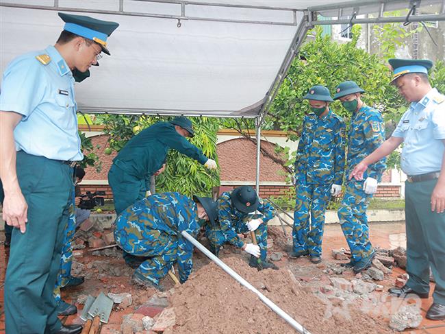 can-bo-chien-si-trung-doan-260-tham-gia-ho-tro-xac-dinh-danh-tinh-hai-cot-liet-si