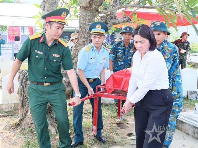 can-bo-chien-si-trung-doan-293-ho-tro-xa-quang-bi-tp-ha-noi-tim-danh-tinh-hai-cot-liet-si