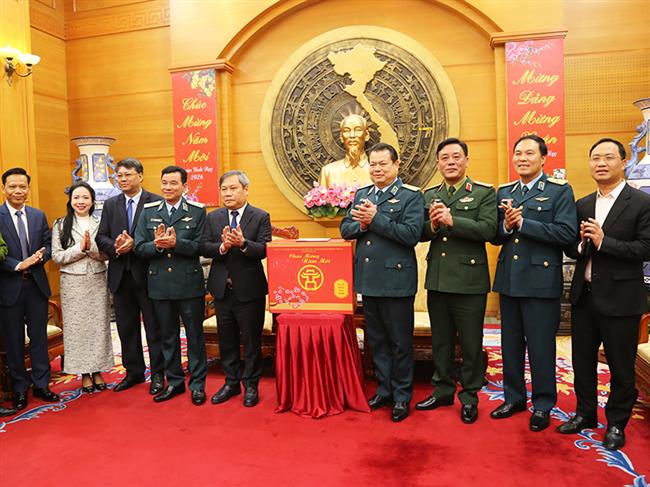 chu-tich-ubnd-tp-ha-noi-tham-va-chuc-tet-quan-chung-phong-khong-khong-quan