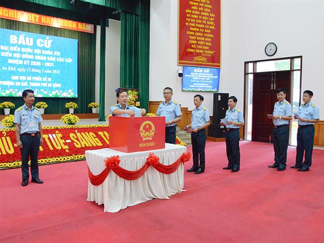 cu-tri-su-doan-phong-khong-375-di-bau-cu-trong-“ngay-hoi-non-song”