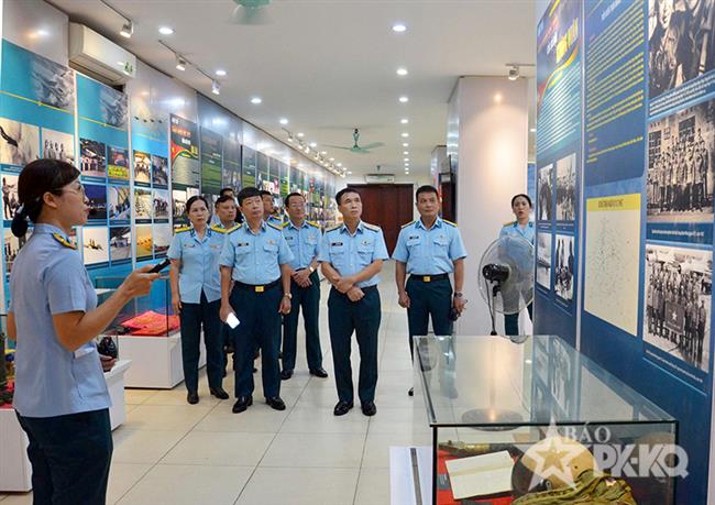 cuc-chinh-tri-quan-chung-phong-khong-khong-duyet-trien-lam-chuyen-de-lan-thu-3-mot-so-tran-danh-doc-dao-cua-bo-doi-phong-khong-khong-quan