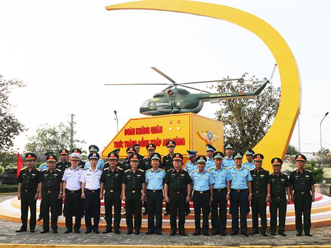 dai-tuong-nguyen-trong-nghia-chu-nhiem-tong-cuc-chinh-tri-quan-doi-nhan-dan-viet-nam-tham-va-lam-viec-tai-trung-doan-khong-quan-917