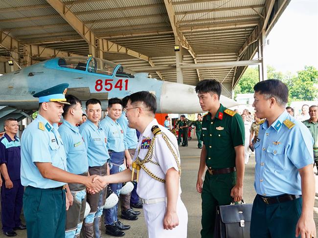 doan-tuy-vien-quan-su-cac-nuoc-tai-viet-nam-tham-va-lam-viec-tai-trung-doan-935