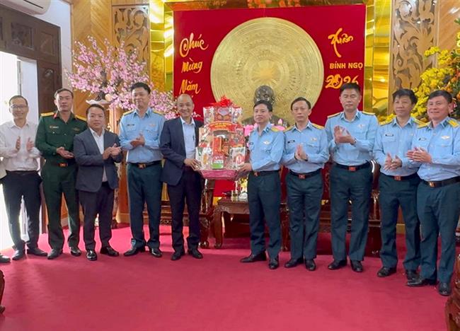 dong-chi-le-quang-nam-pho-chu-tich-ubnd-tp-da-nang-tham-chuc-tet-su-doan-phong-khong-375