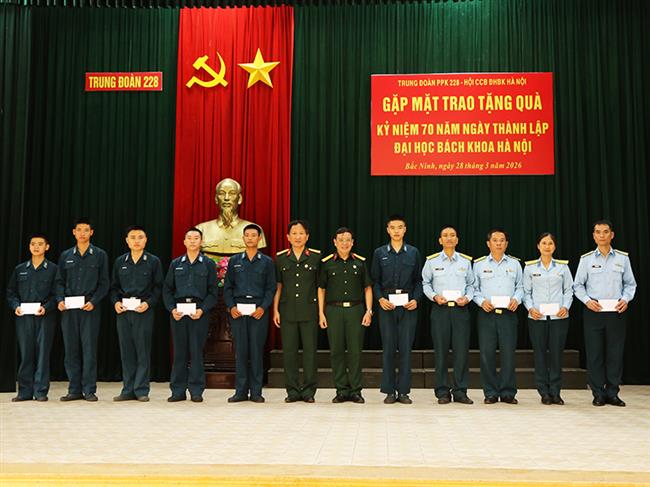 hoi-cuu-chien-binh-dai-hoc-bach-khoa-ha-noi-to-chuc-gap-mat-trao-tang-qua-can-bo-chien-si-trung-doan-228