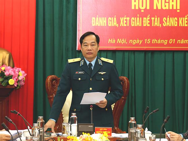 hoi-dong-giai-thuong-“sang-tao-tre”-quan-chung-phong-khong-khong-quan-danh-gia-xet-giai-de-tai-sang-kien-nam-2025