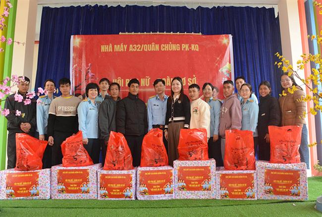 cac-to-chuc-quan-chung-nha-may-a32-tang-qua-tet-nhan-dan-mien-nui-thanh-pho-da-nang