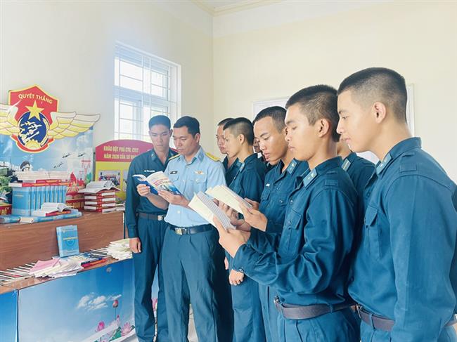 khoi-day-niem-dam-me-doc-sach-cho-chien-si-moi-o-su-doan-375