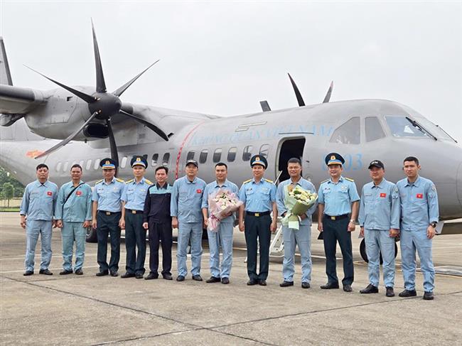 lu-doan-918-to-chuc-bay-tha-don-thanh-cong-cho-phi-cong-lai-chinh-tren-may-bay-c-295