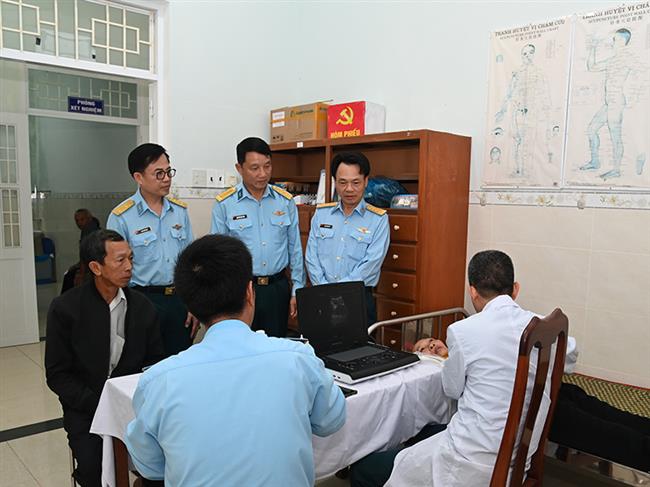 nghia-tinh-cua-nguoi-linh-quan-y-phong-khong-khong-quan