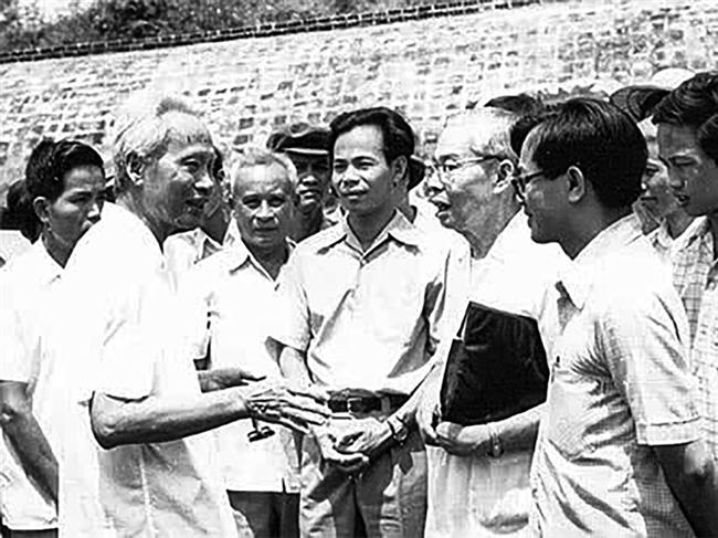 nguoi-cong-san-kien-cuong-mau-muc-nha-lanh-dao-xuat-sac-cua-dang-cong-san-viet-nam