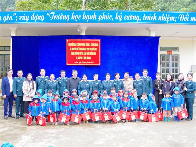 phu-nu-quan-chung-phong-khong-khong-quan-tang-qua-hoc-sinh-co-hoan-canh-kho-khan-tren-dia-ban-tinh-lao-cai