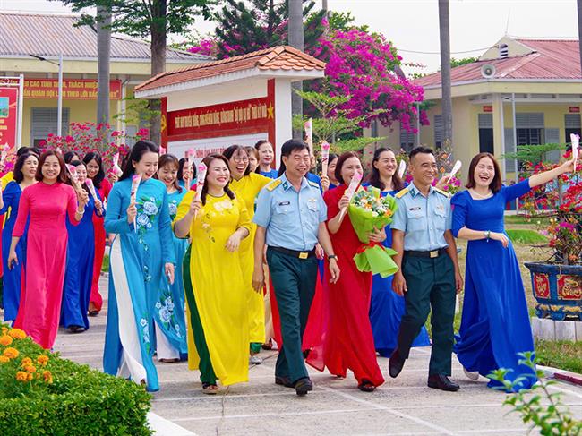 phu-nu-su-doan-367-to-chuc-chuong-trinh-“ao-dai-tiep-suc-chien-si-moi”