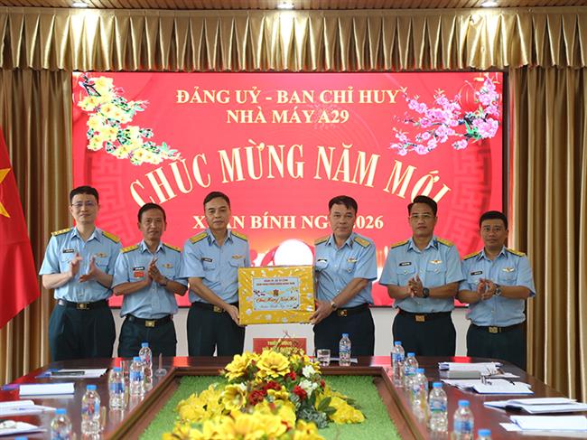 quan-chung-phong-khong-khong-quan-kiem-tra-nha-may-a29