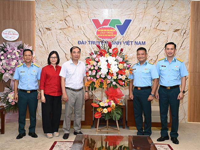quan-chung-phong-khong-khong-quan-chuc-mung-cac-co-quan-thong-tan-bao-chi-nhan-dip-ky-niem-101-nam-ngay-bao-chi-cach-mang-viet-nam-21-6