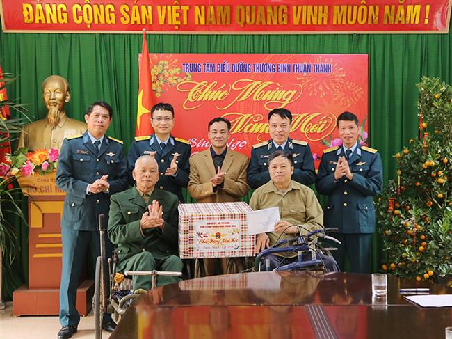 quan-chung-phong-khong-khong-quan-tham-chuc-tet-cac-trung-tam-dieu-duong-thuong-binh