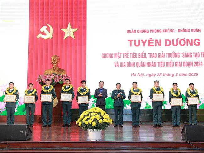 quan-chung-phong-khong-khong-quan-tuyen-duong-guong-mat-tre-tieu-bieu-trao-giai-thuong-“sang-tao-tre”-nam-2025-va-bieu-duong-gia-dinh-quan-nhan-tieu-bieu-giai-doan-2024-2026