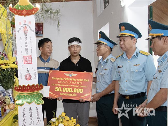 quan-chung-phong-khong-khong-quan-tham-dong-vien-va-trao-qua-ho-tro-gia-dinh-dai-uy-hoang-vinh-dat