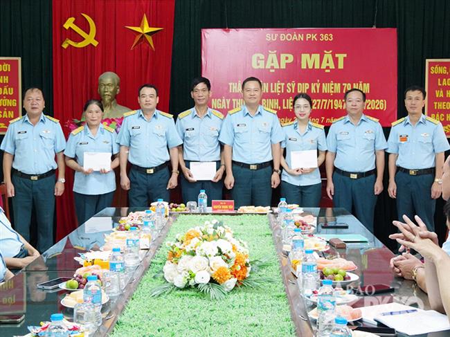 su-doan-363-to-chuc-gap-mat-than-nhan-liet-si-va-tham-tang-qua-cac-gia-dinh-chinh-sach-tren-dia-ban-dong-quan