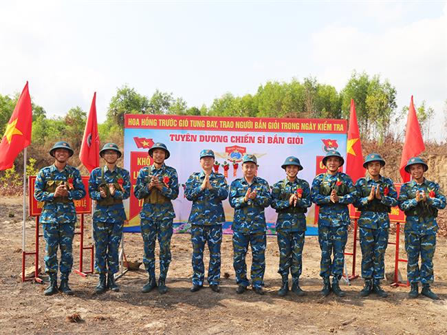 su-doan-367-to-chuc-kiem-tra-ban-dan-that-sung-tieu-lien-ak-bai-1-doi-voi-chien-si-moi