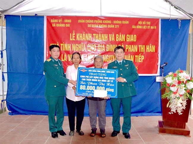 su-doan-371-ban-giao-“nha-tinh-nghia”-tang-gia-dinh-chinh-sach