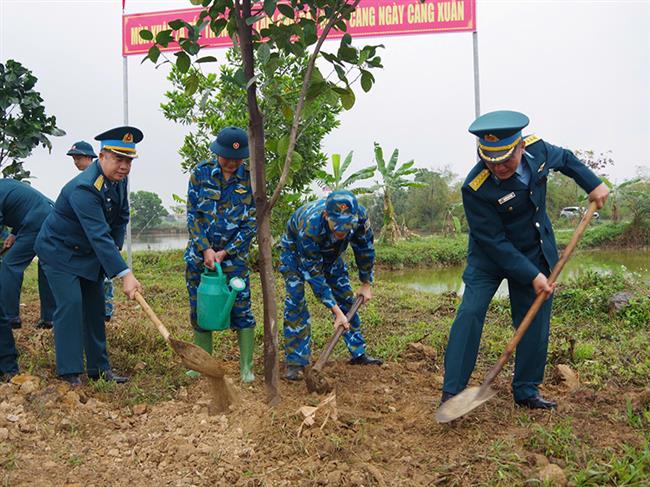 su-doan-371-phat-dong-“tet-trong-cay-doi-doi-nho-on-bac-ho”-xuan-binh-ngo-2026
