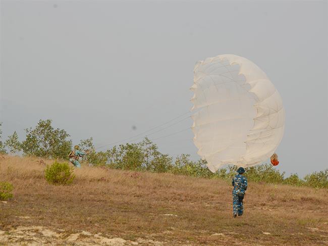 su-doan-372-hoan-thanh-tot-dot-bay-huan-luyen-nhay-du