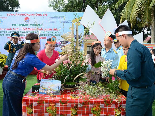 su-doan-375-to-chuc-chuong-trinh-“xuan-canh-troi-tet-tham-tinh-quan-dan”-va-tet-trong-cay-doi-doi-nho-on-bac-ho