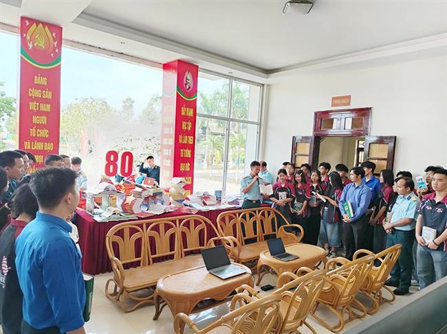 su-doan-377-to-chuc-“khong-gian-van-hoa-sach-va-nguoi-chien-si-canh-troi”