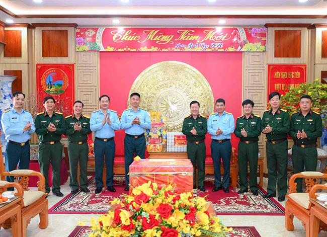 thieu-tuong-nguyen-huy-tuan-pho-chinh-uy-quan-chung-phong-khong-khong-quan-kiem-tra-san-sang-chien-dau-cac-don-vi-khu-vuc-tay-nguyen