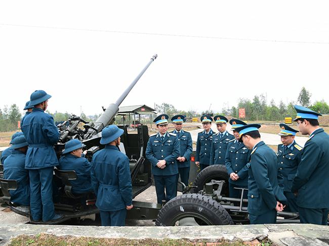 thieu-tuong-nguyen-huy-tuan-pho-chinh-uy-quan-chung-phong-khong-khong-quan-kiem-tra-nhiem-vu-san-sang-chien-dau-va-cong-tac-chuan-bi-don-tet-tai-cac-don-vi