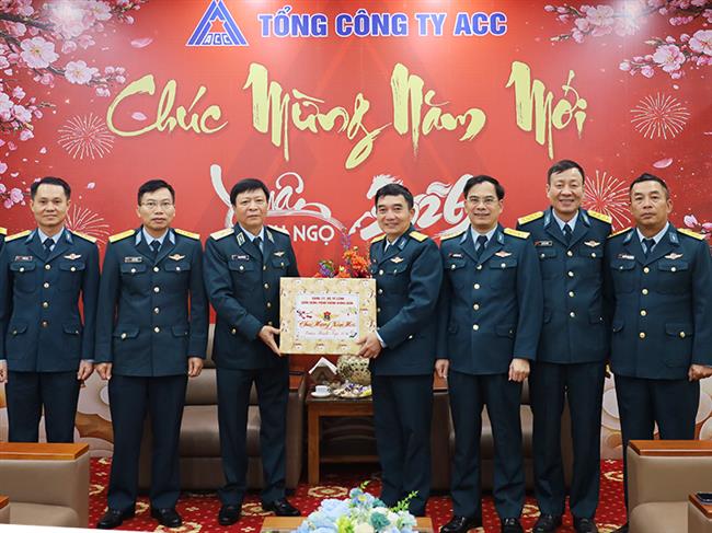 thieu-tuong-pham-van-tinh-pho-tu-lenh-quan-chung-phong-khong-khong-quan-kiem-tra-va-chuc-tet-tong-cong-ty-acc