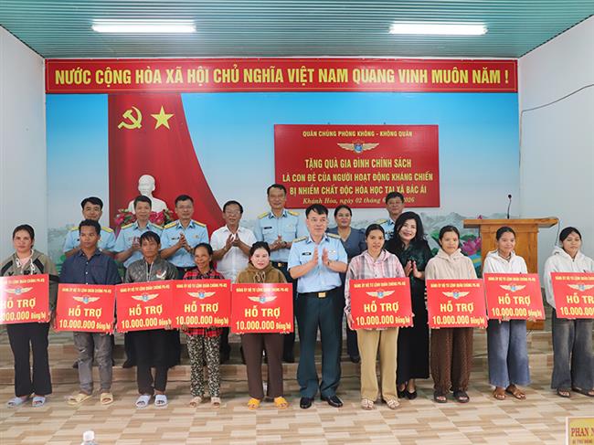 thieu-tuong-vu-dai-duong-tham-tang-qua-cac-gia-dinh-duoc-ho-tro-xoa-nha-tam-nha-dot-nat-tai-khanh-hoa